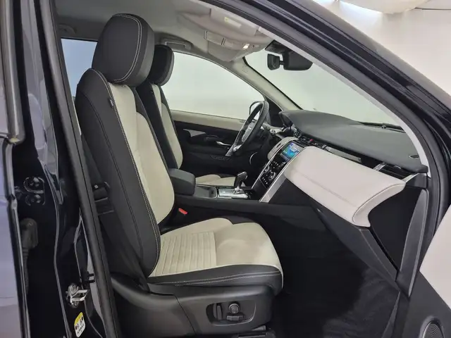 Land Rover Discovery Sport view 3