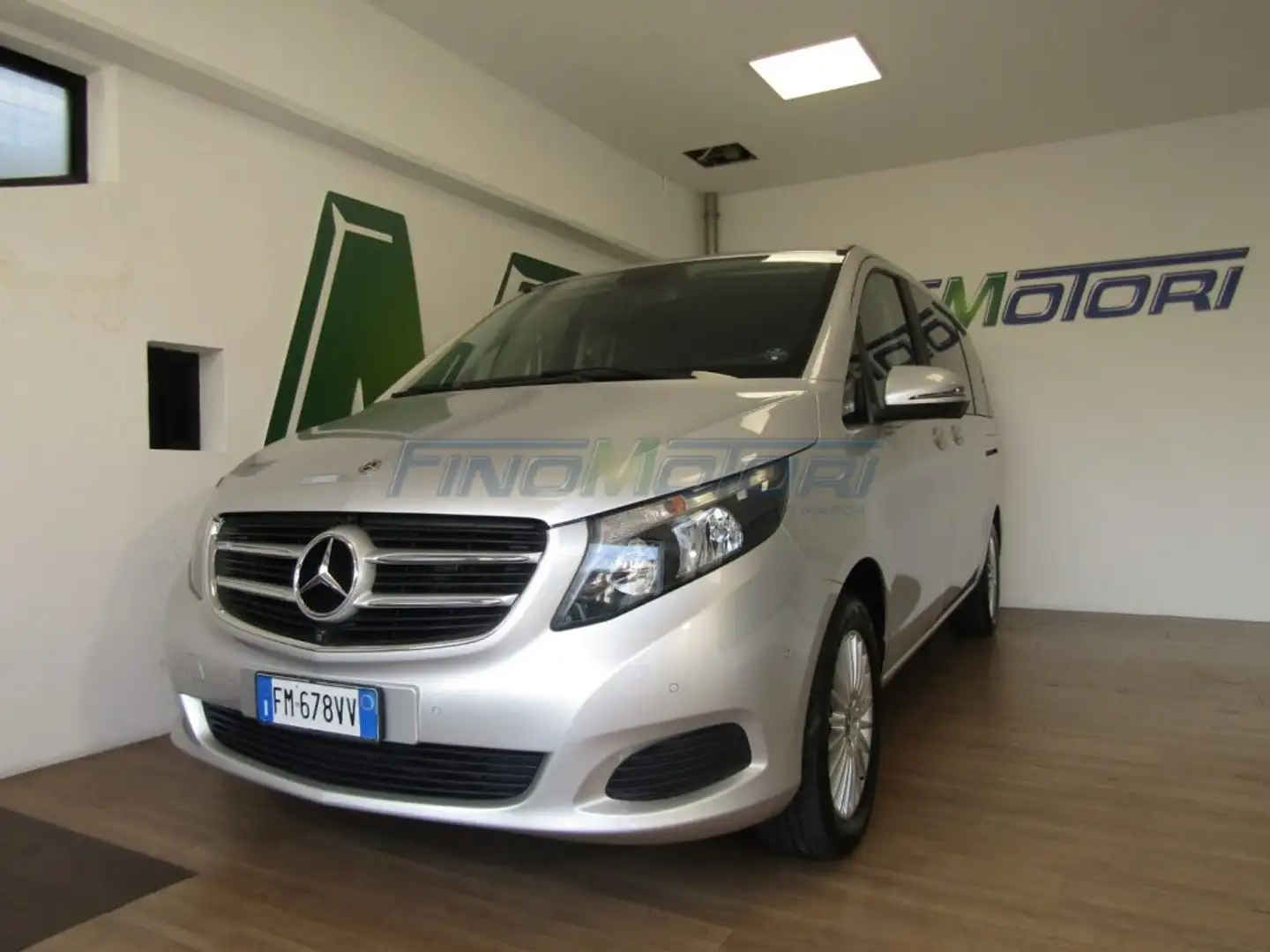 Mercedes-Benz V 200 d Automatic 4Matic Compact 6 POSTI Argento - 1