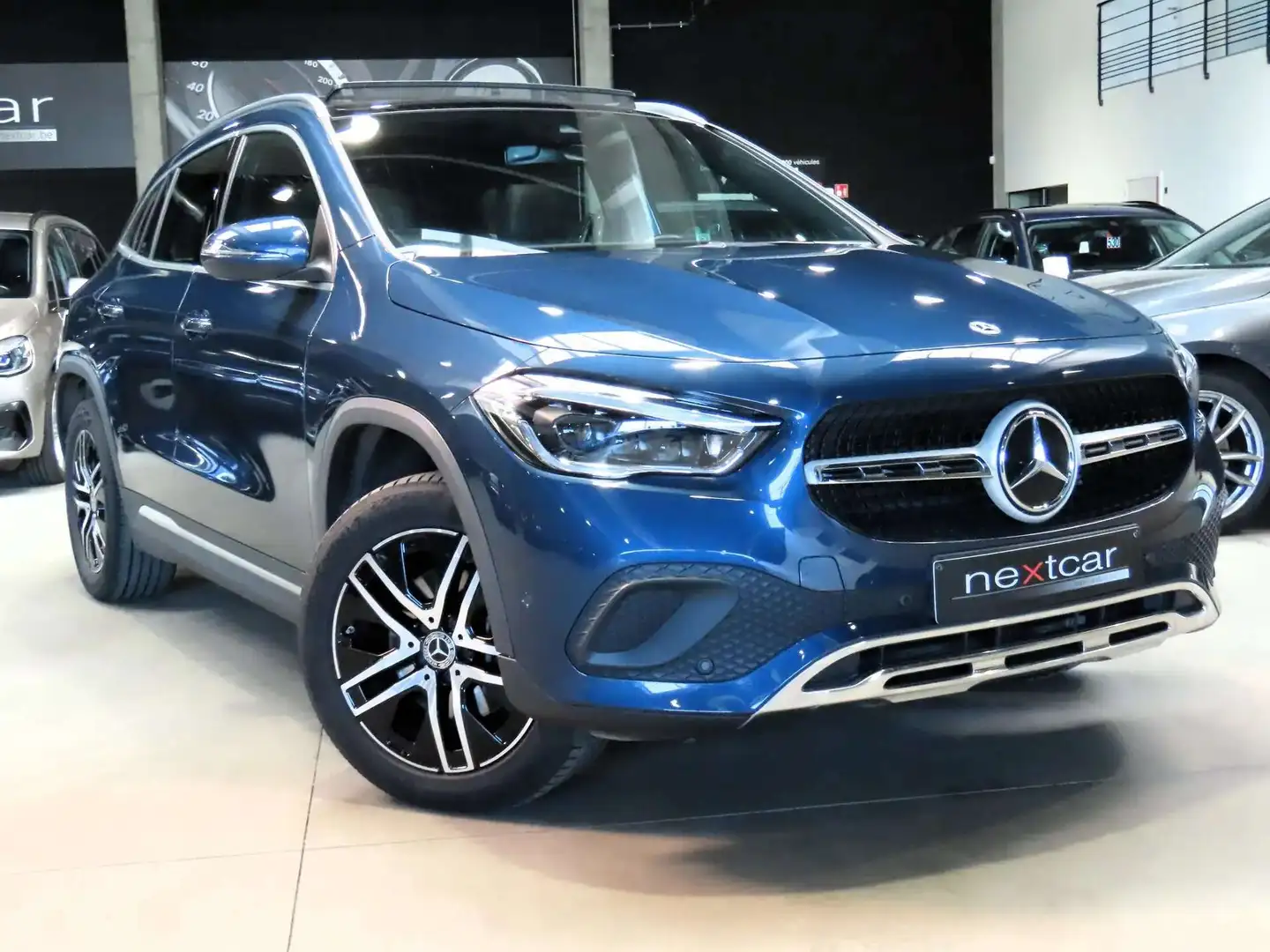 Mercedes-Benz GLA 200 Luxury 8GTRONIC *CUIR-LED-PANO-NAVI-CAMERA-PARK* Bleu - 2