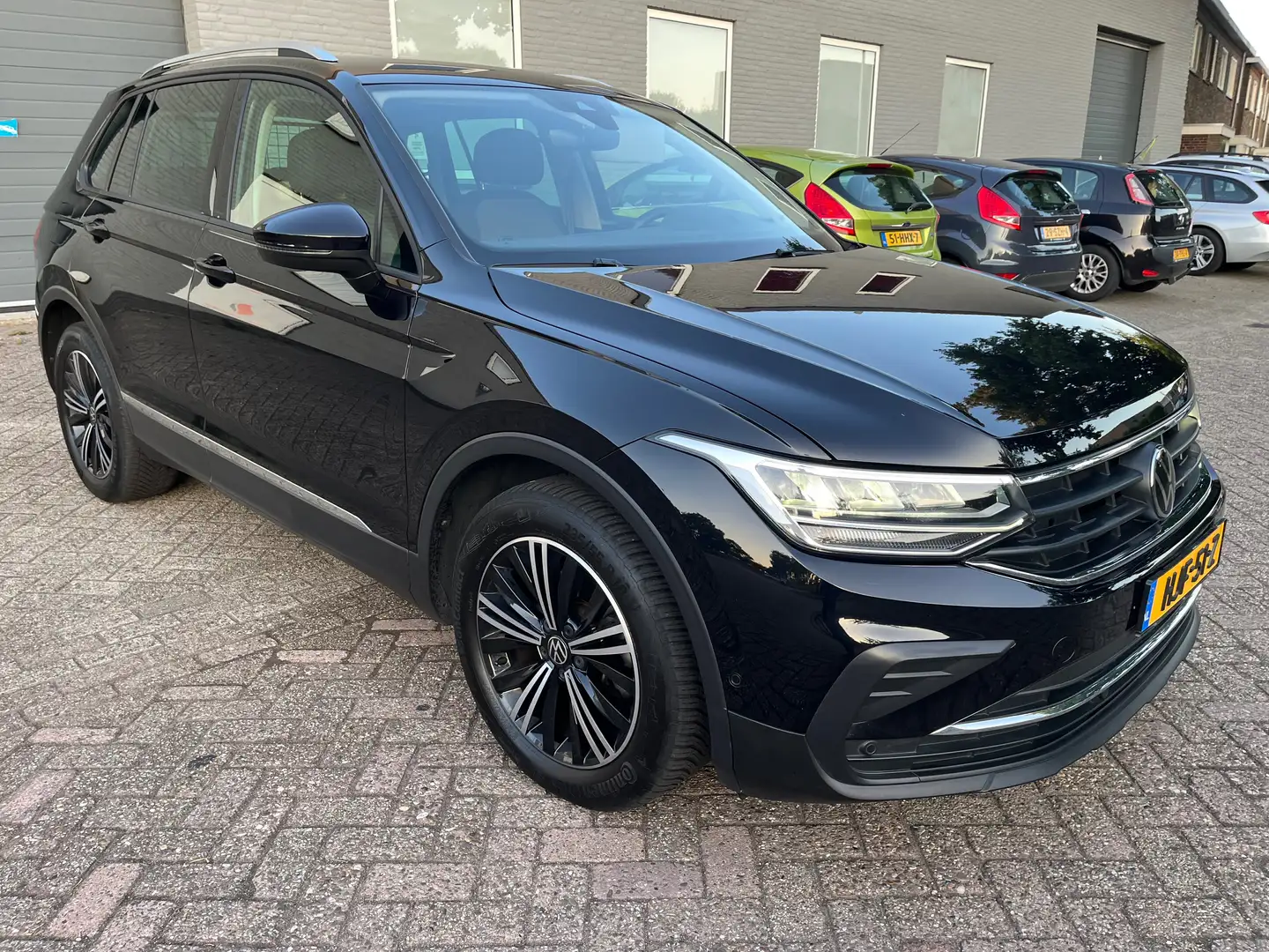 Volkswagen Tiguan Tiguan 1.5 TSI R-Line Bns+ Zwart - 1