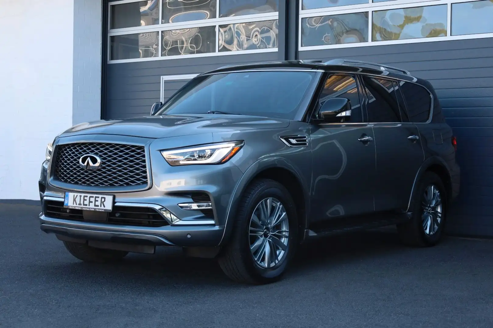 Infiniti QX80 5.6L 4x4/7Sitzer/ACC/360/BOSE/AHK/APPLE/R20 Grau - 1
