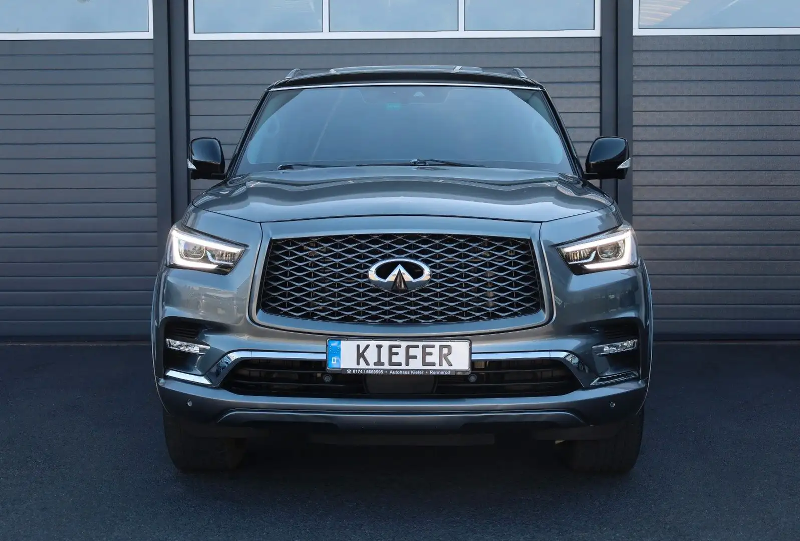 Infiniti QX80 5.6L 4x4/7Sitzer/ACC/360/BOSE/AHK/APPLE/R20 Grau - 2