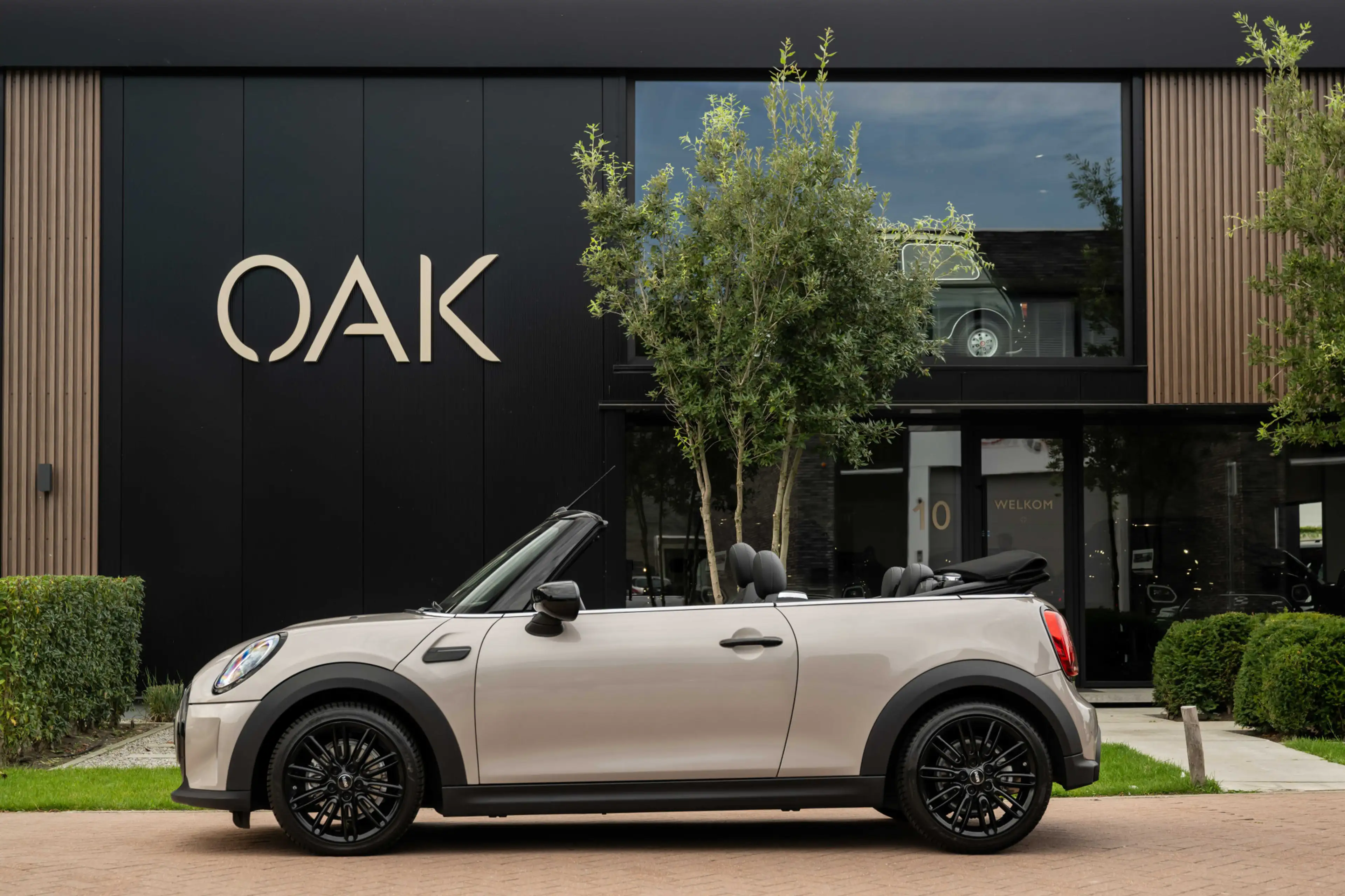 MINI Cooper Cabrio 1.5 Classic Aut. | Navigatie | Leder | PDC | Black
