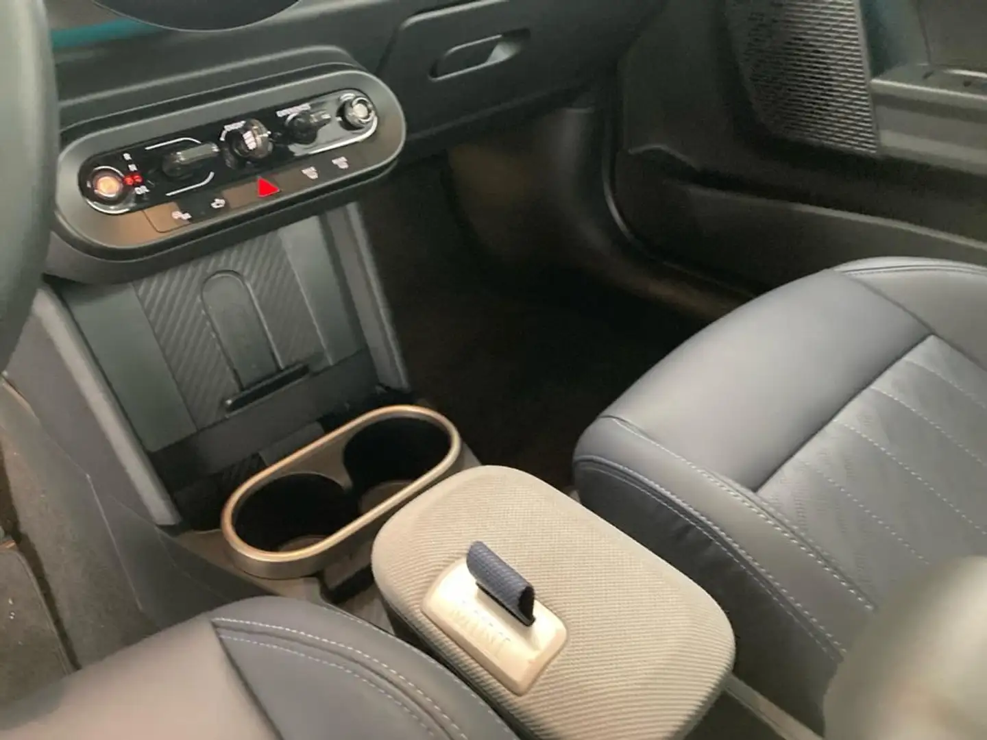MINI Cooper C Favoured Trim Schwarz - 2