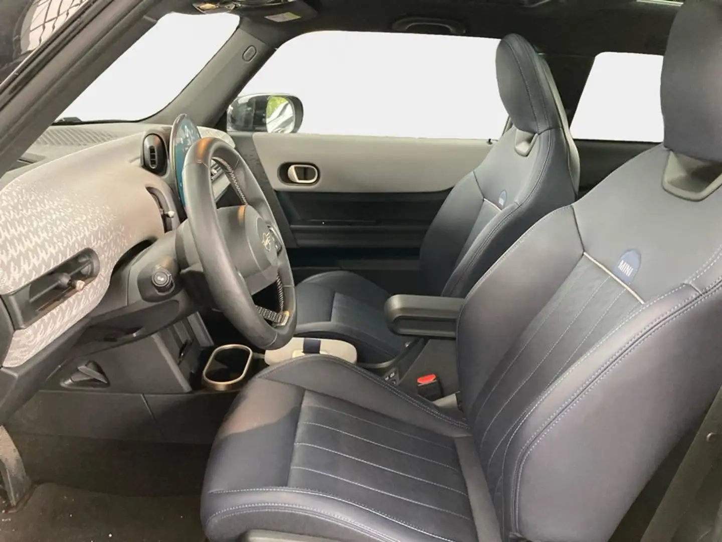 MINI Cooper C Favoured Trim Schwarz - 1