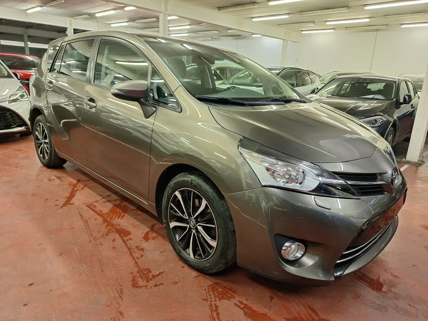 Toyota Verso 1.8i Comfort Brun - 1