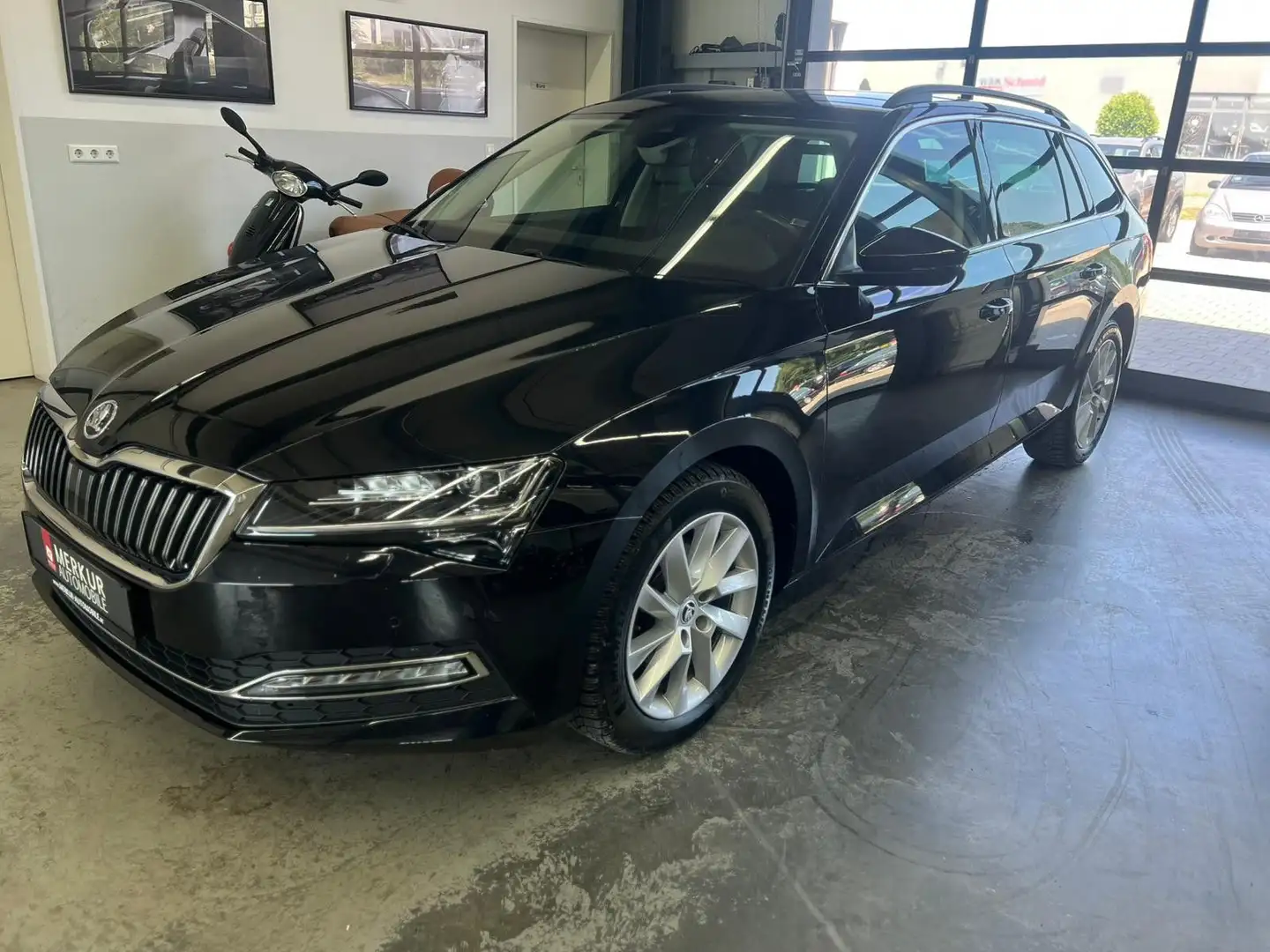 Skoda Superb 2.0 TDI DSG Combi 4x4+STHZ+ACC+AHK+Navi Zwart - 1