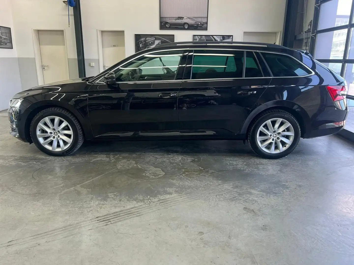 Skoda Superb 2.0 TDI DSG Combi 4x4+STHZ+ACC+AHK+Navi Zwart - 2