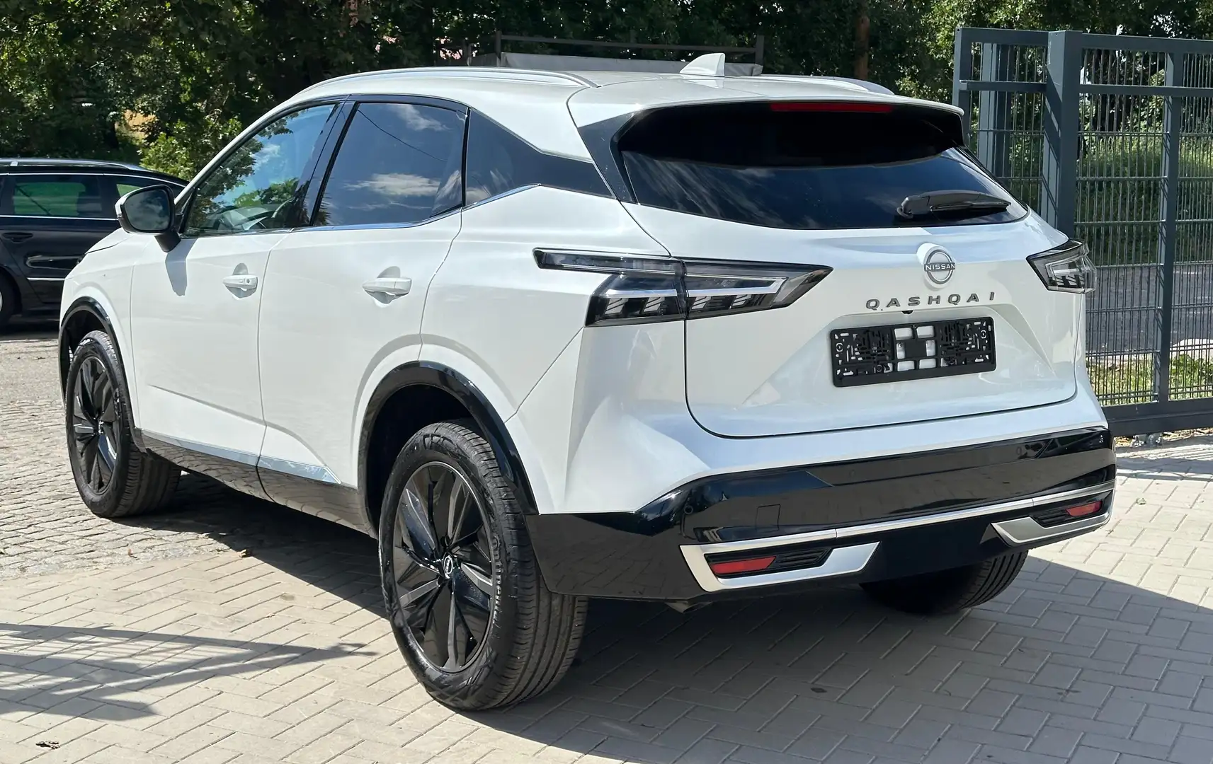Nissan Qashqai Tekna+1.3 DIG-T*LED*360°KAMERA*LEDER*HEADUP* Weiß - 2