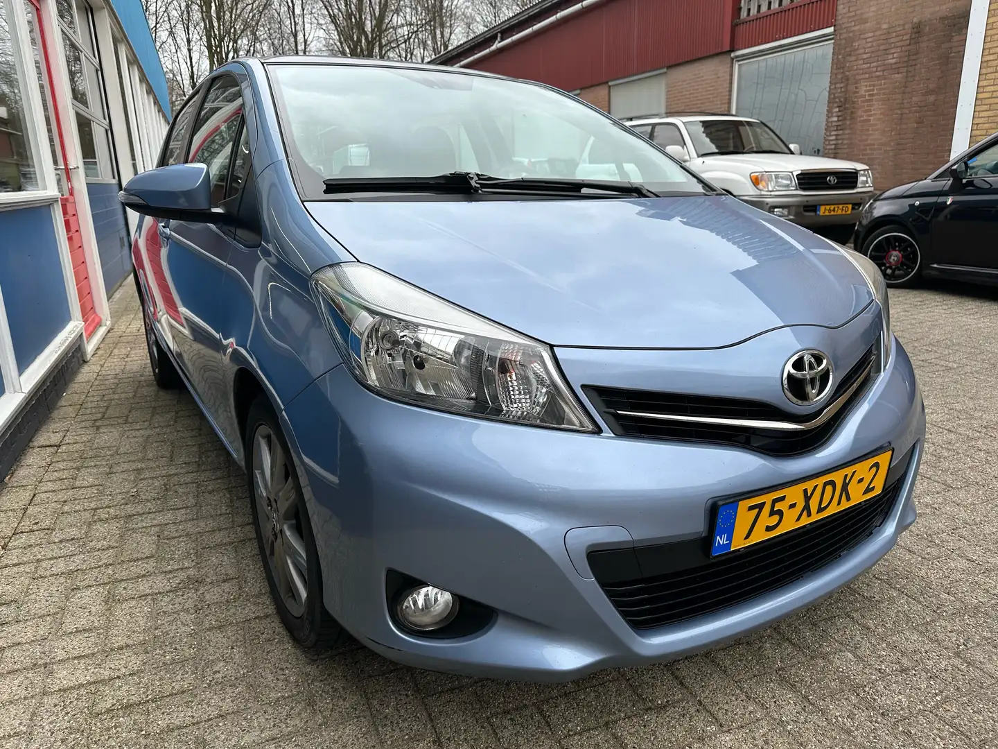 Toyota Yaris 1.3 VVT-i Dynamic Navigatie Airco Trekhaak Panoram Blauw - 2