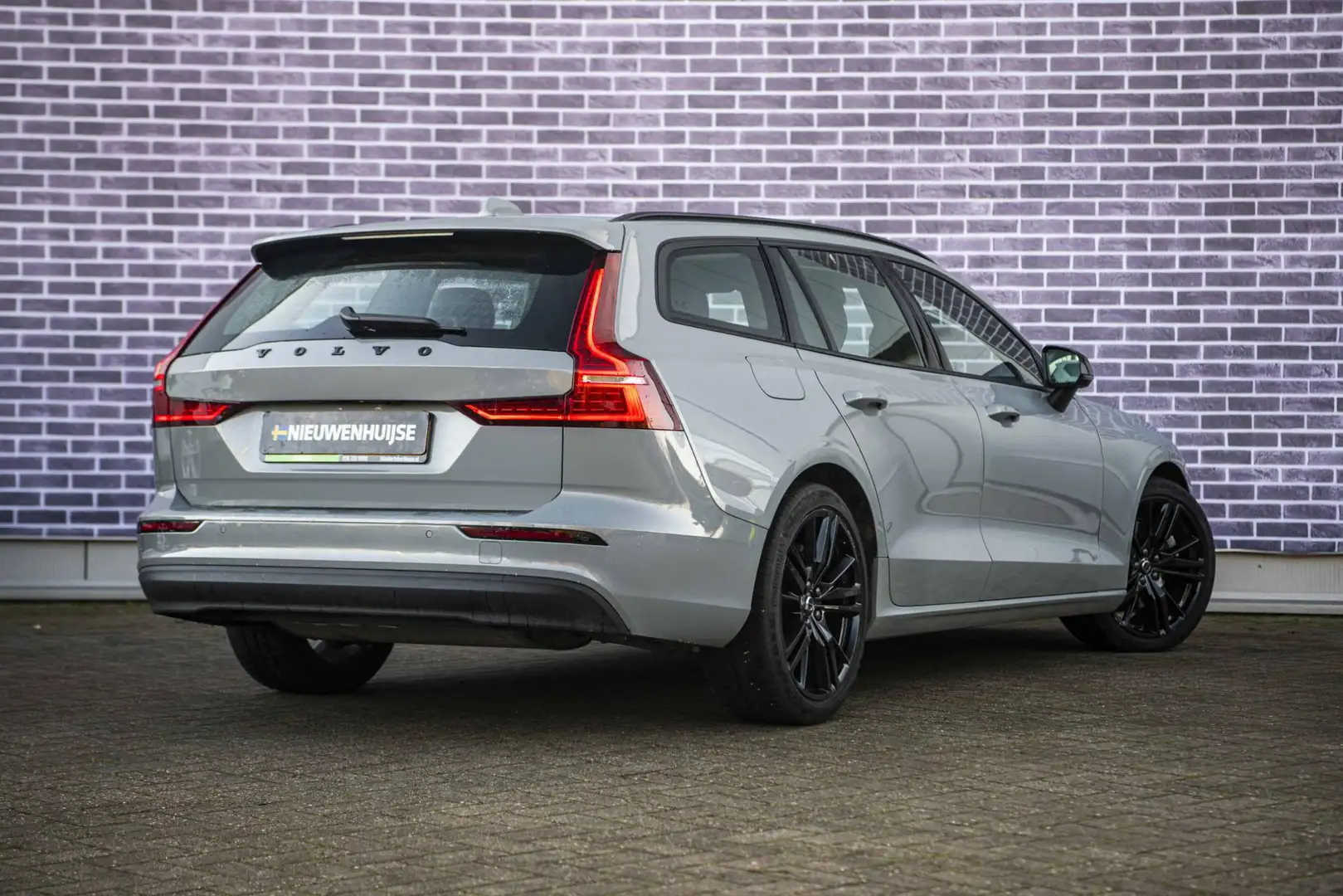 Volvo V60 2.0 B3 Essential Edition | Sport Pack | 19" Black Gris - 2