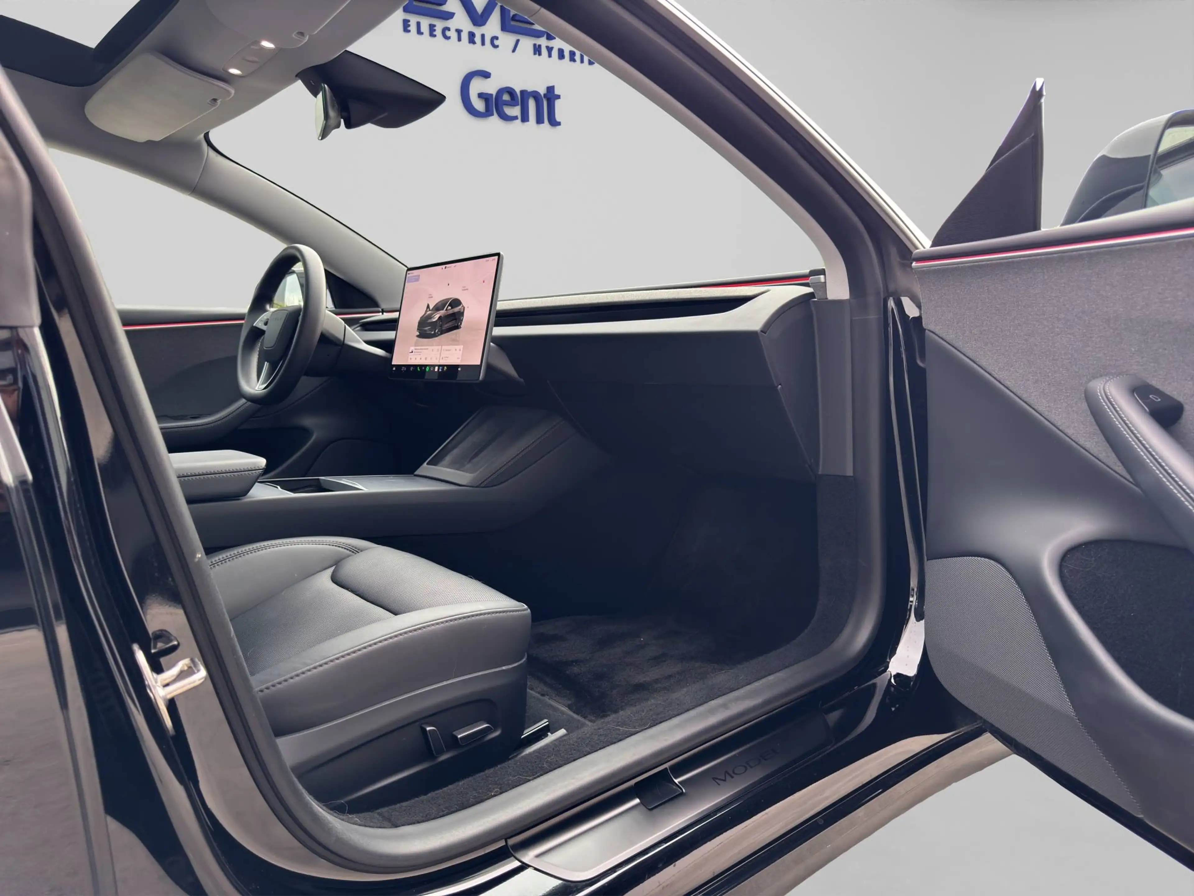 Tesla Model 3 Model 3 Standard Range Highland  *TOWHOOK*MATRIX*HW4** — photo 8
