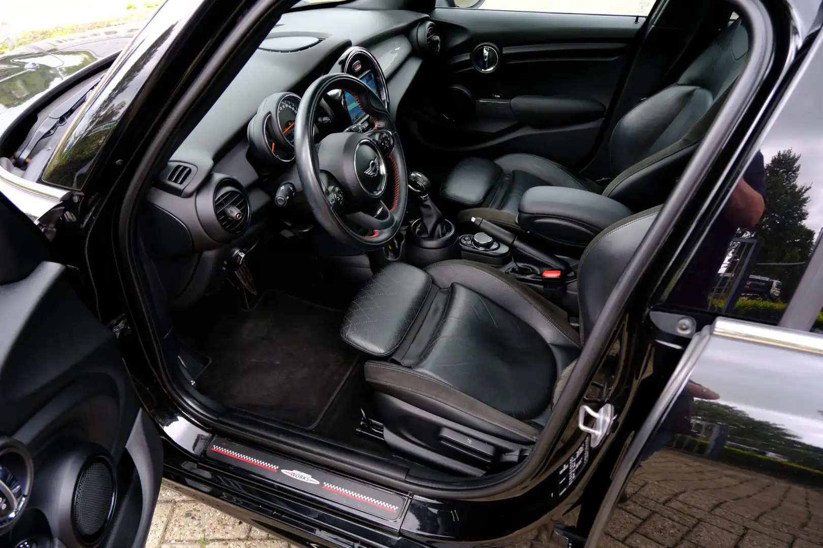 MINI Cooper 1.5 Chili Serious Business Aut. Pano|Sportstoelen| Negru - 2