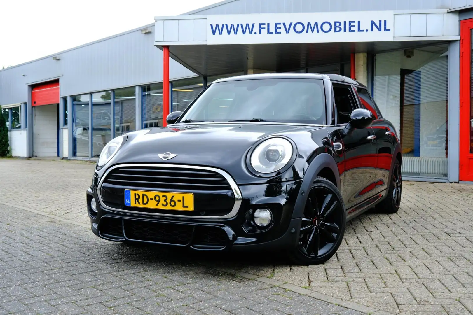 MINI Cooper 1.5 Chili Serious Business Aut. Pano|Sportstoelen| Negru - 1