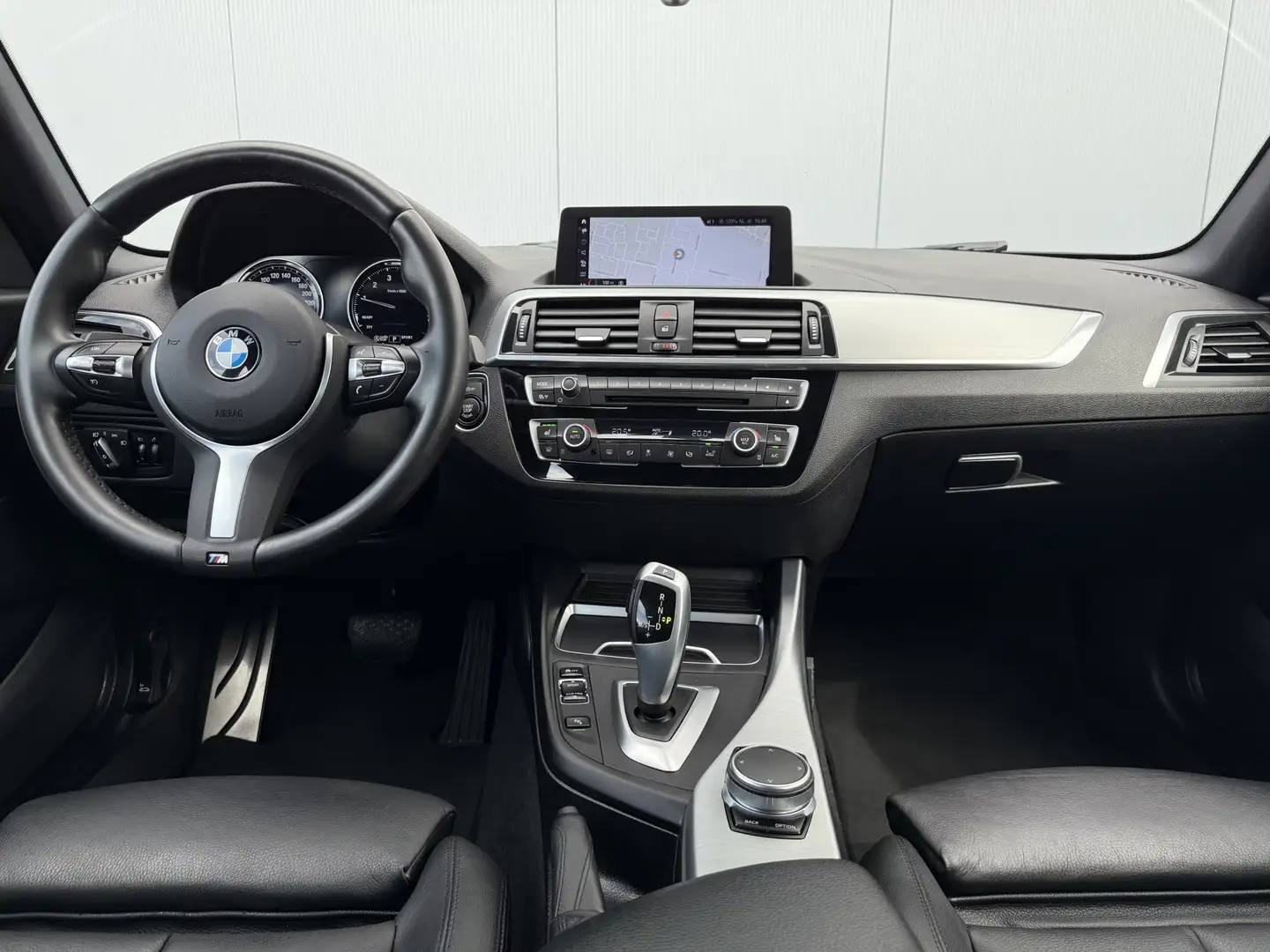 BMW 118 1-serie 118i Edition M Sport Shadow High Executive Grijs - 2