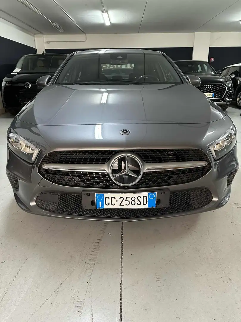 Mercedes-Benz A 180 d Automatic Executive Grau - 2