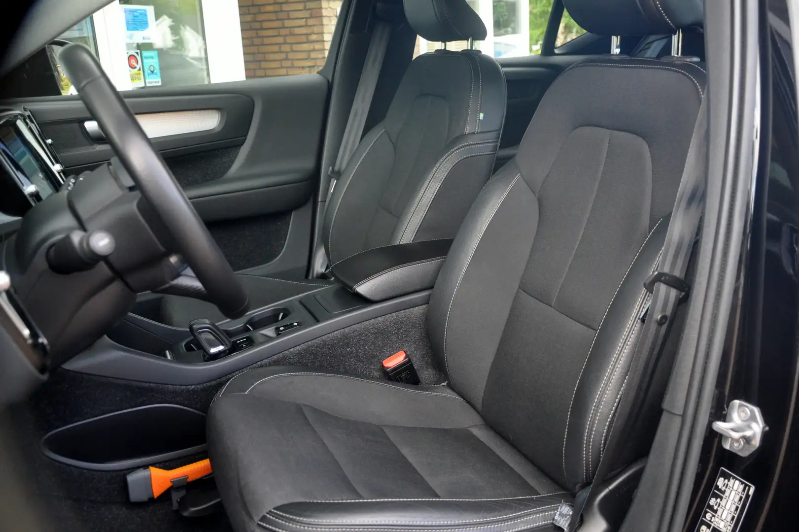 Volvo XC40 1.5 T3 Momentum Pro | Camera | Trekhaak | Mooie st Noir - 2