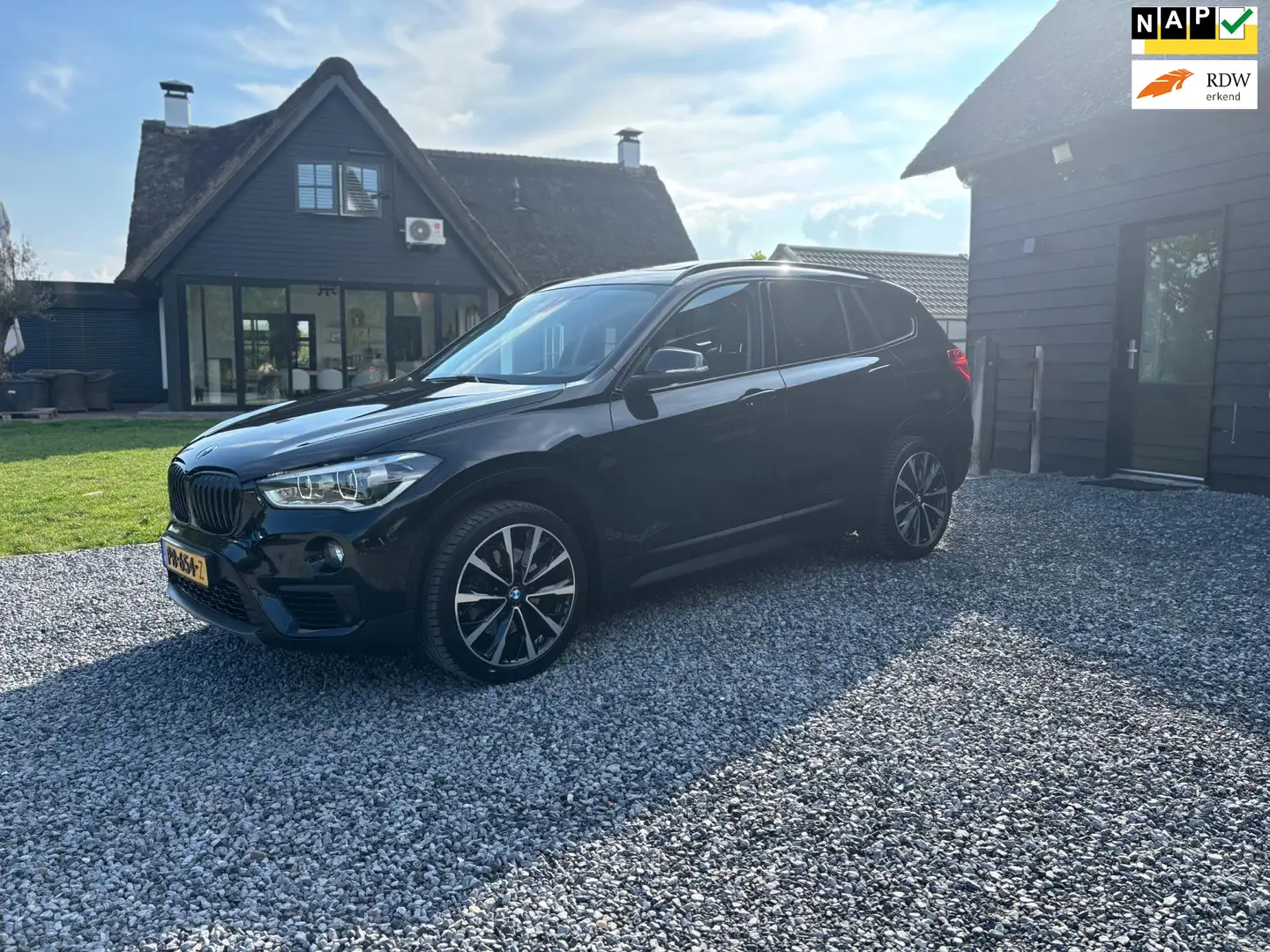 BMW X1 SDrive20i Corporate Lease High Executive Zwart - 1