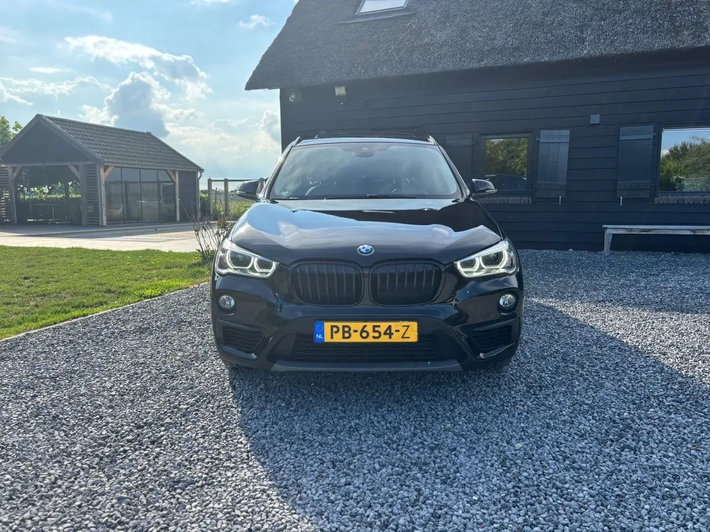 BMW X1 SDrive20i Corporate Lease High Executive Zwart - 2