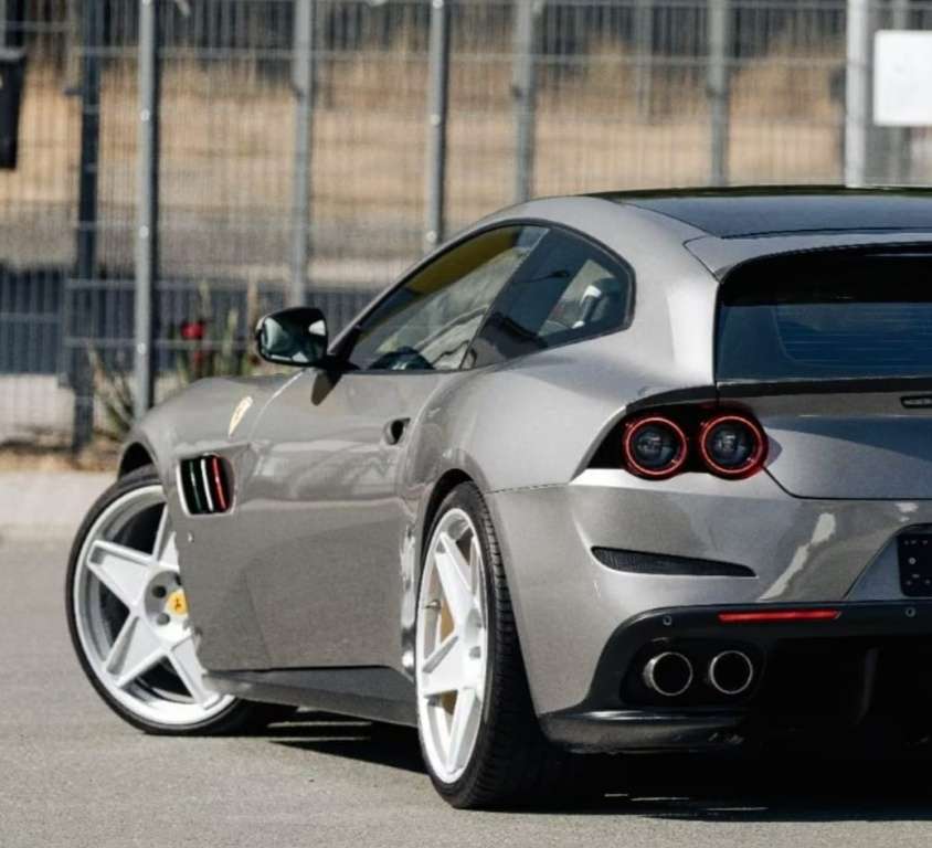 Ferrari GTC4 Lusso V12 - foto 1
