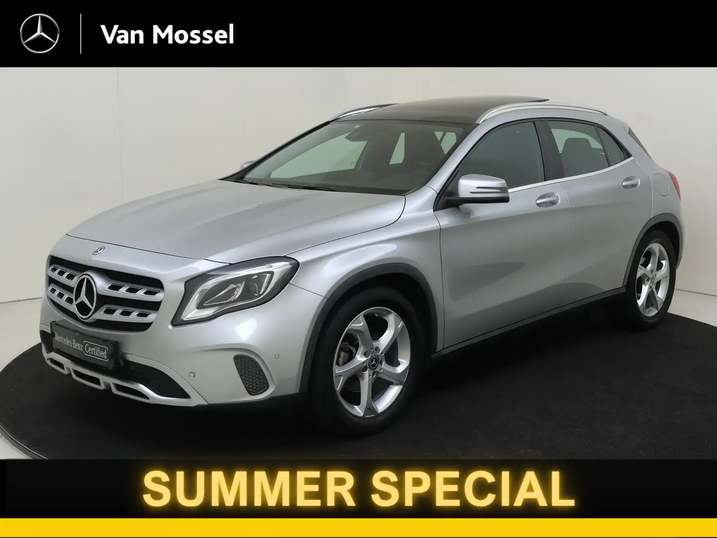 Mercedes-Benz GLA 180 Premium Automaat / Panorama Dak / Stoelverwarming Gris - 1