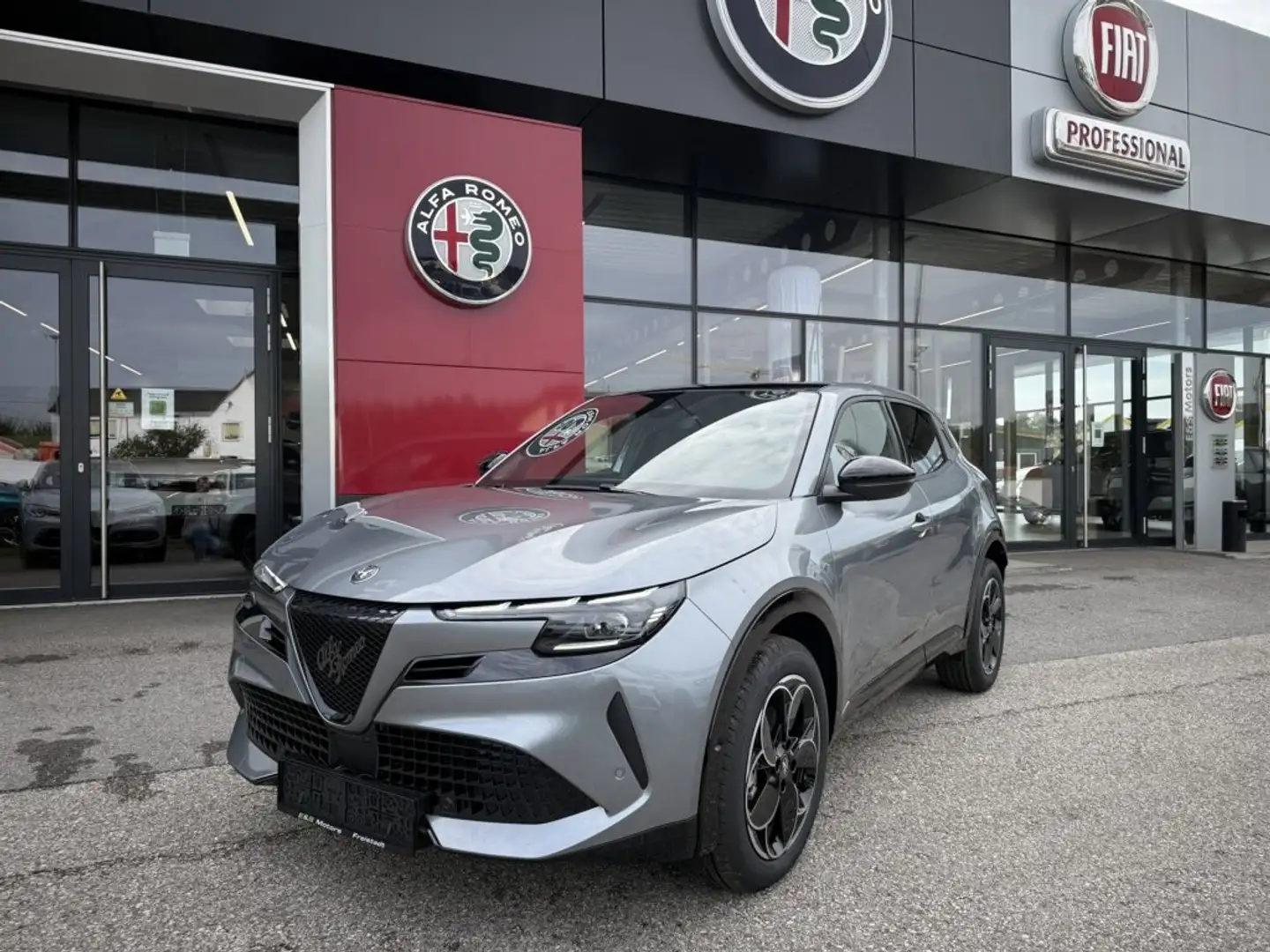 Alfa Romeo Junior Ibrida Q4 1.2 MHEV eAWD e-DCT6 Grau - 1