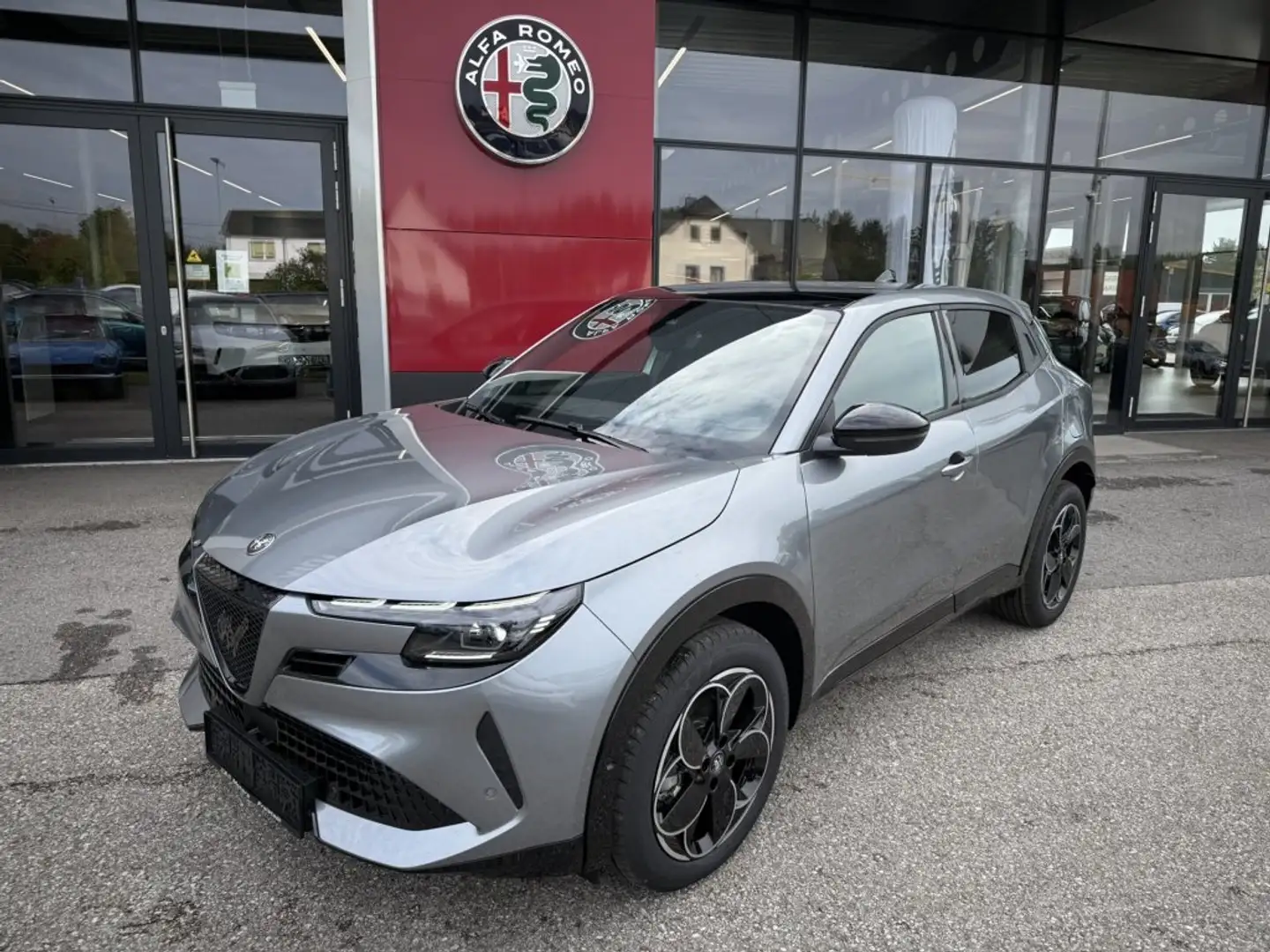 Alfa Romeo Junior Ibrida Q4 1.2 MHEV eAWD e-DCT6 Grau - 2