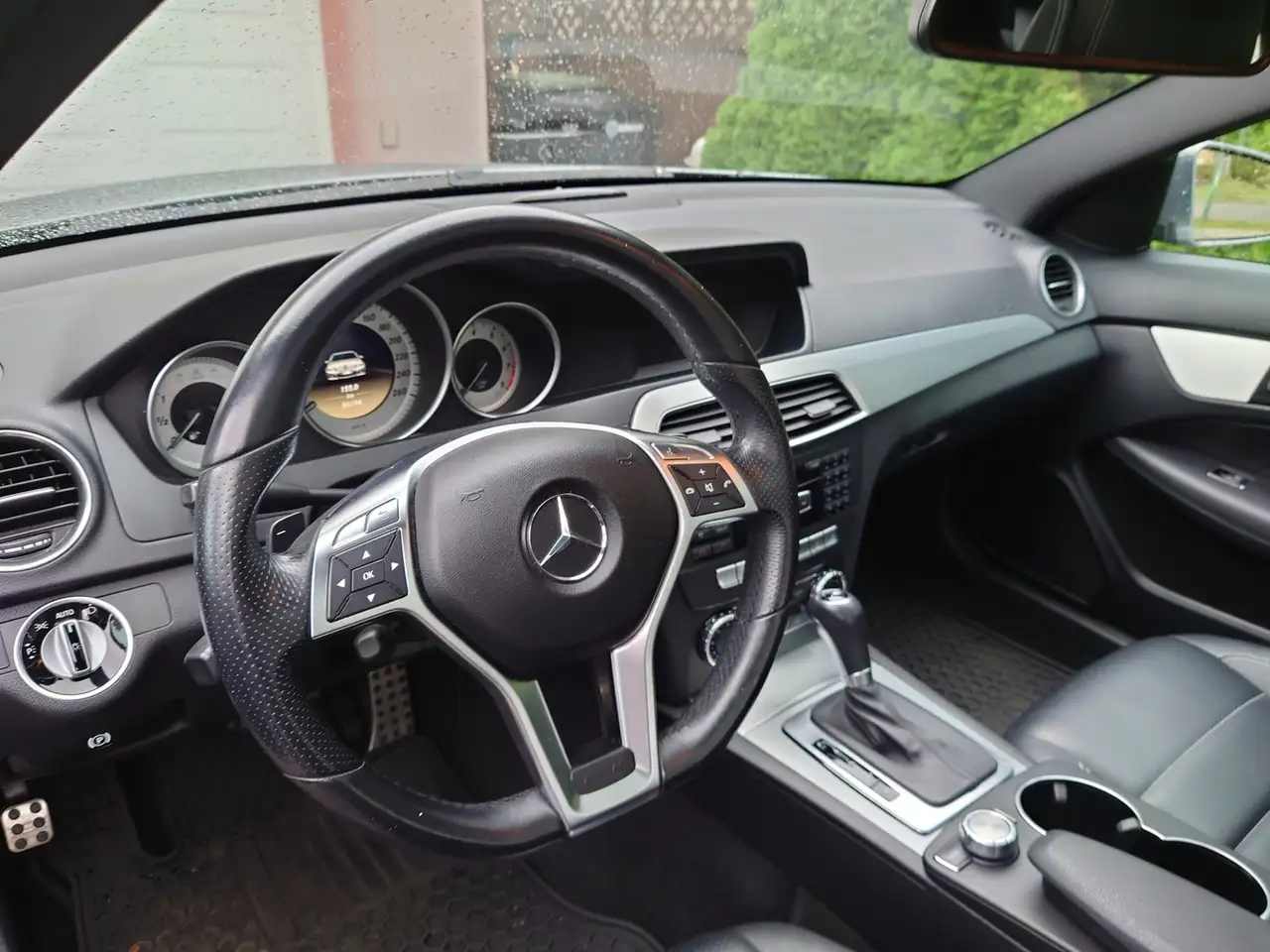 Mercedes-Benz C-Class снимка Mercedes-Benz C-Class