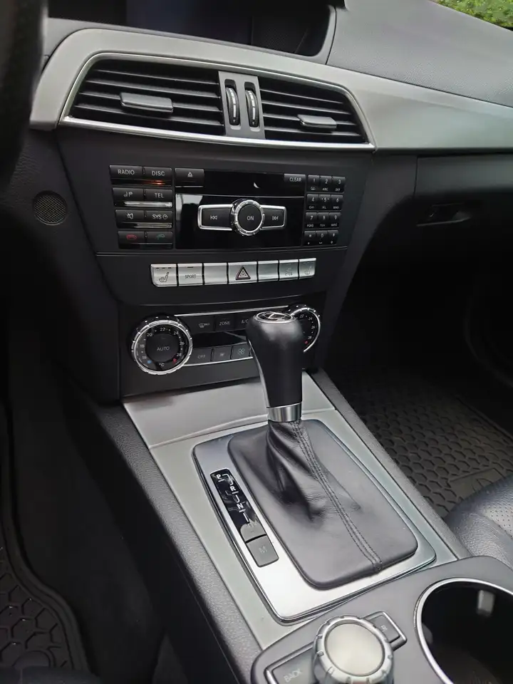 Mercedes-Benz C-Class снимка Mercedes-Benz C-Class