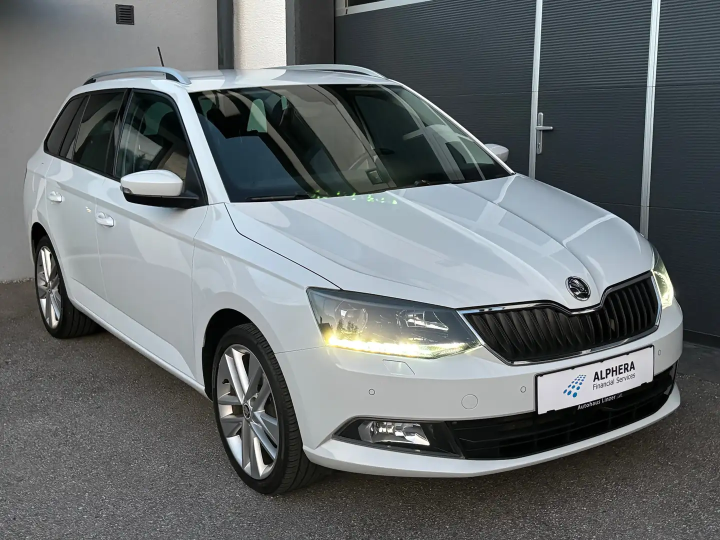 Skoda Fabia Style Aut. *ACC*AHK*KeyGo*AppleCarP*KAMERA*NAVI*17ZOLL* Weiß - 1