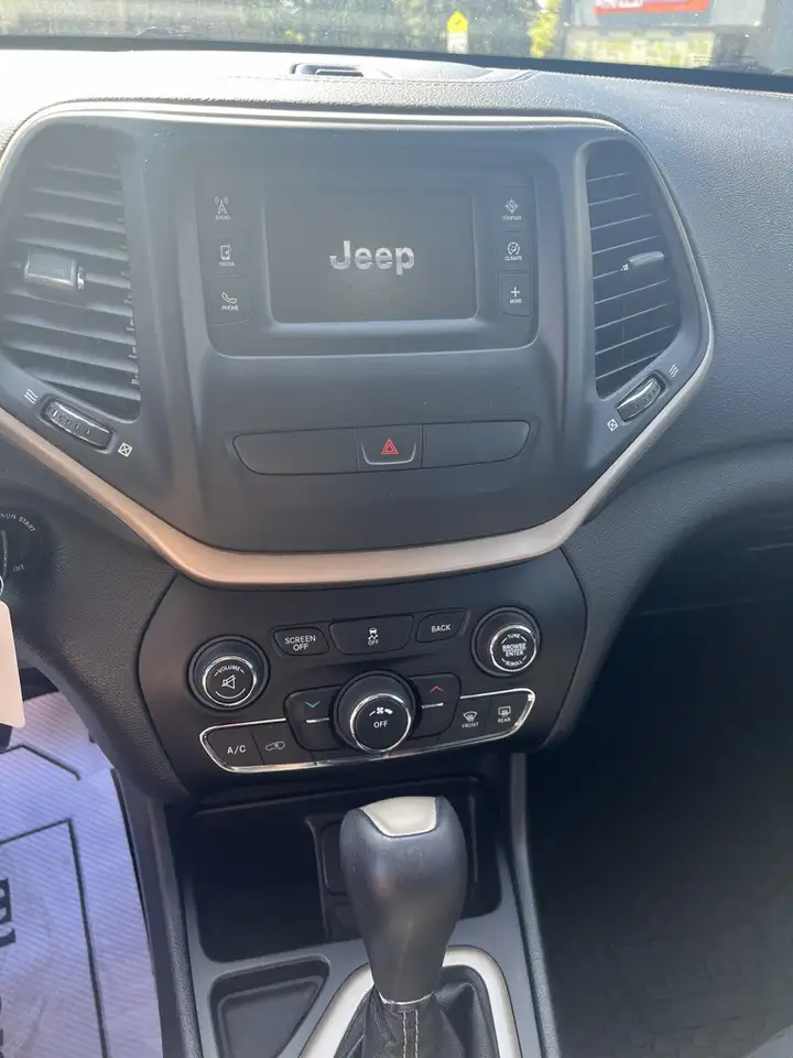 Jeep Cherokee photo Jeep Cherokee