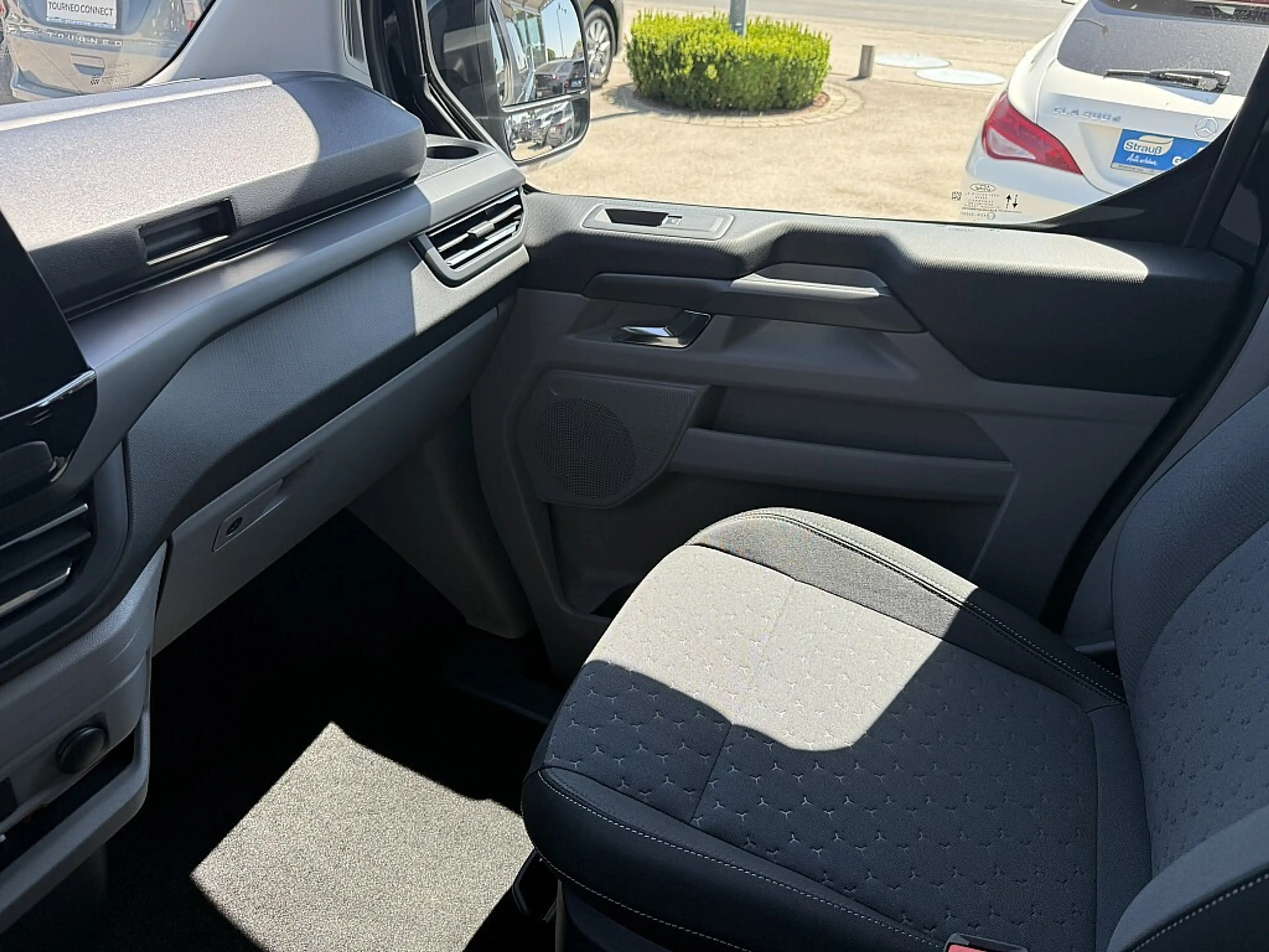 Ford Tourneo Custom Bus 2,0 EcoBlue 320 L1H1 FWD Titanium Aut. — photo 13