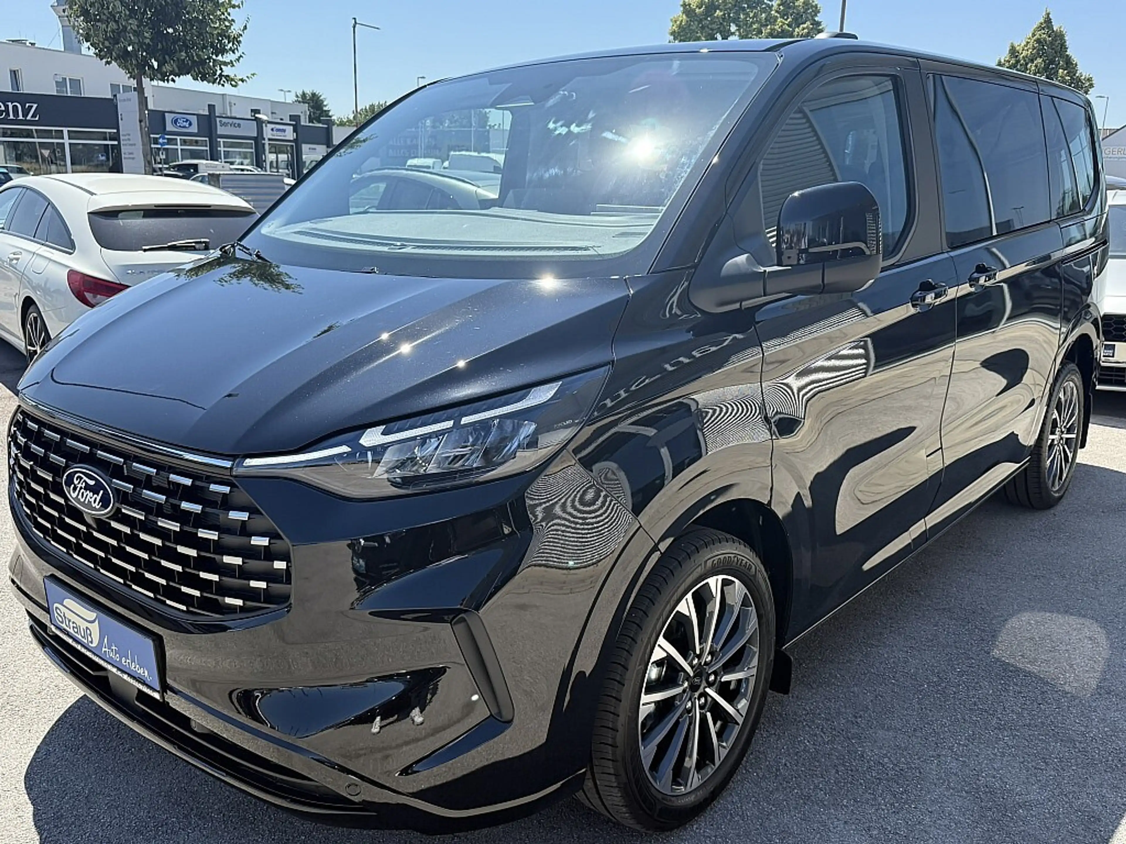 Ford Tourneo Custom Bus 2,0 EcoBlue 320 L1H1 FWD Titanium Aut. — photo 2