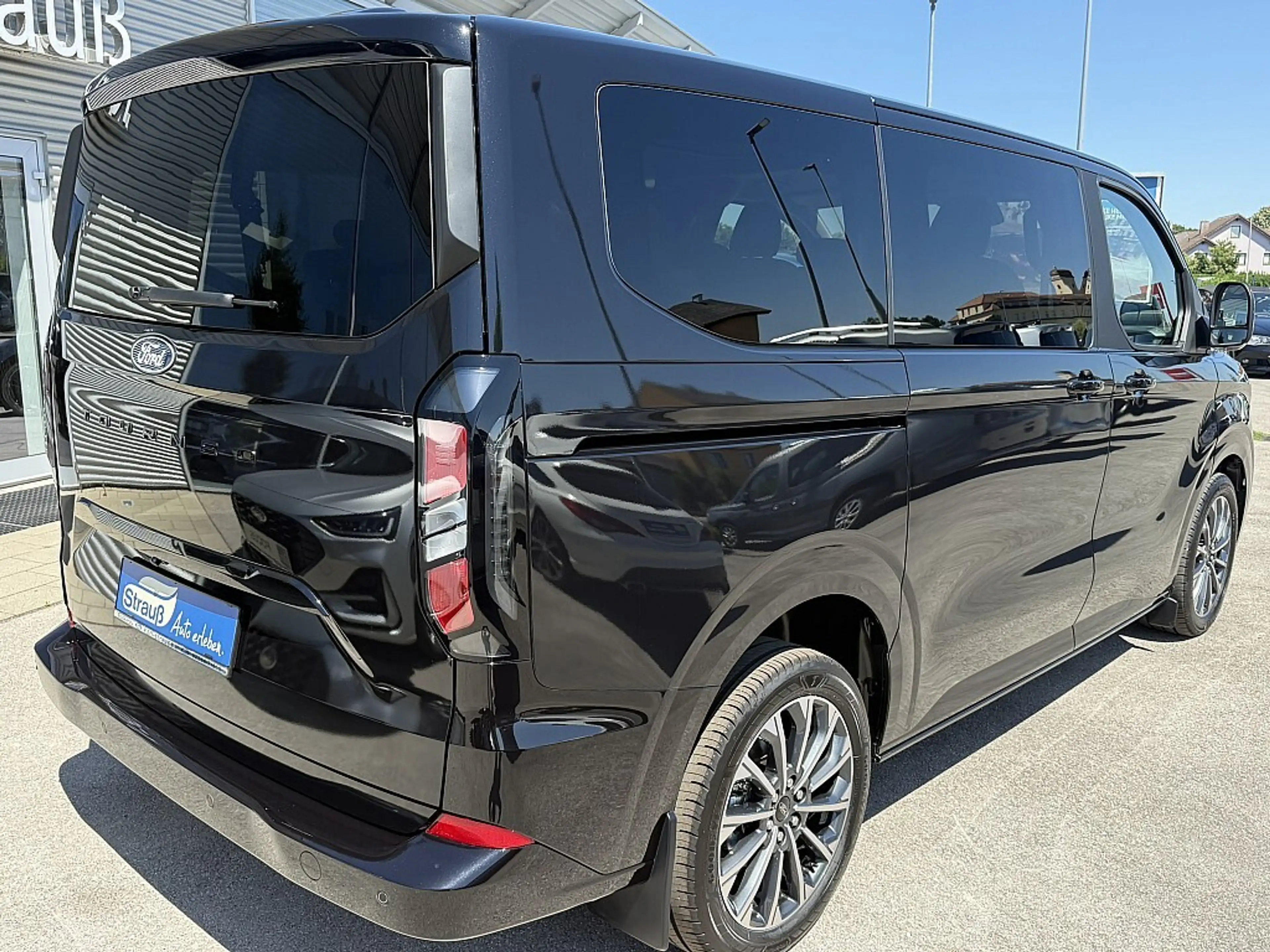 Ford Tourneo Custom Bus 2,0 EcoBlue 320 L1H1 FWD Titanium Aut. — photo 4