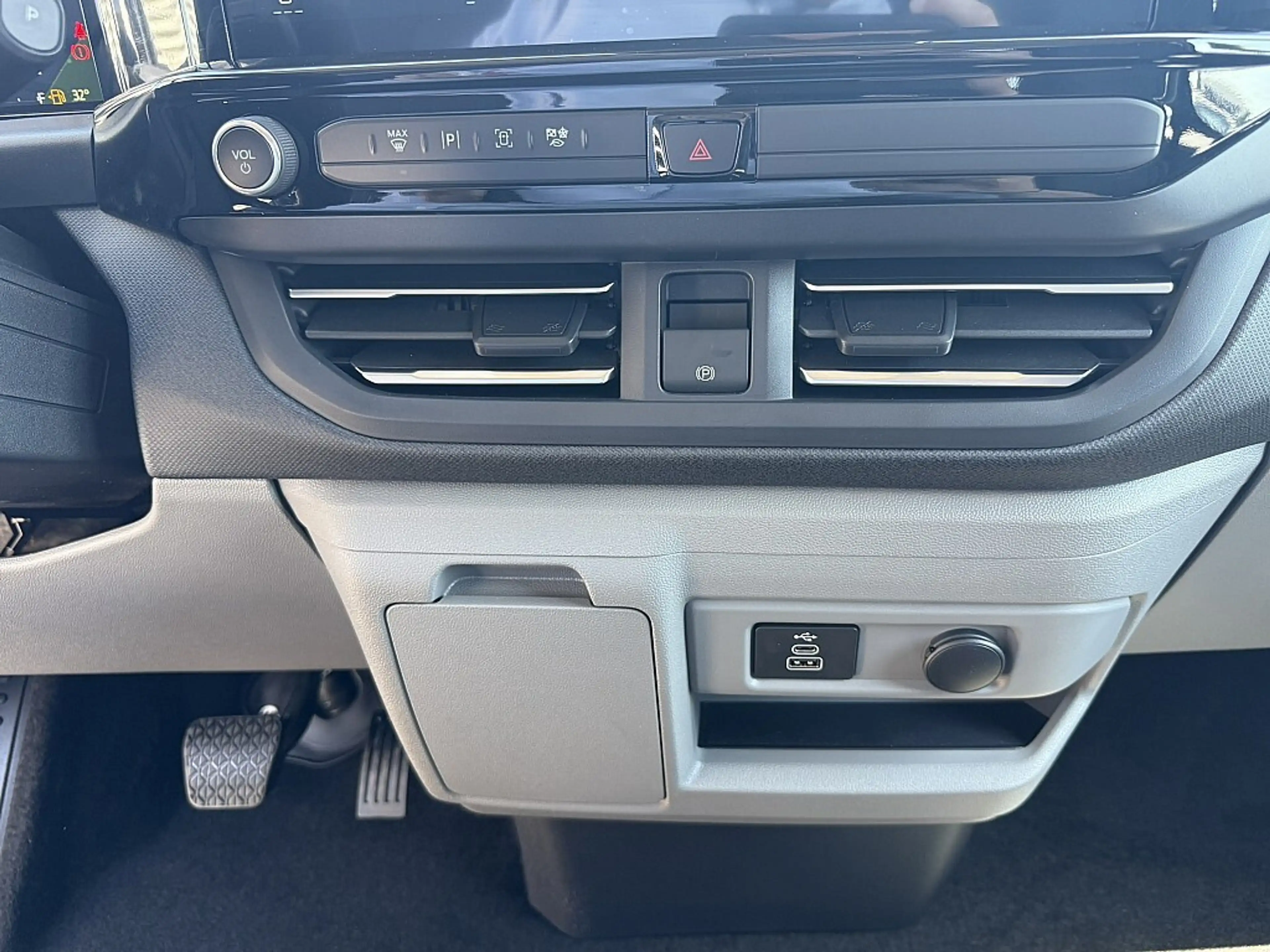Ford Tourneo Custom Bus 2,0 EcoBlue 320 L1H1 FWD Titanium Aut. — photo 11