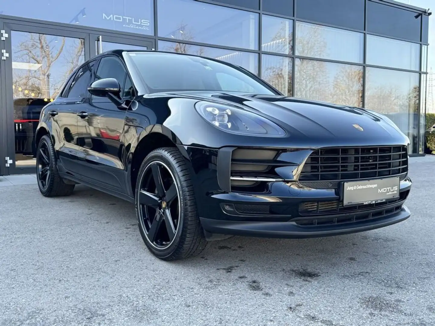 Porsche Macan Basis Schwarz - 1