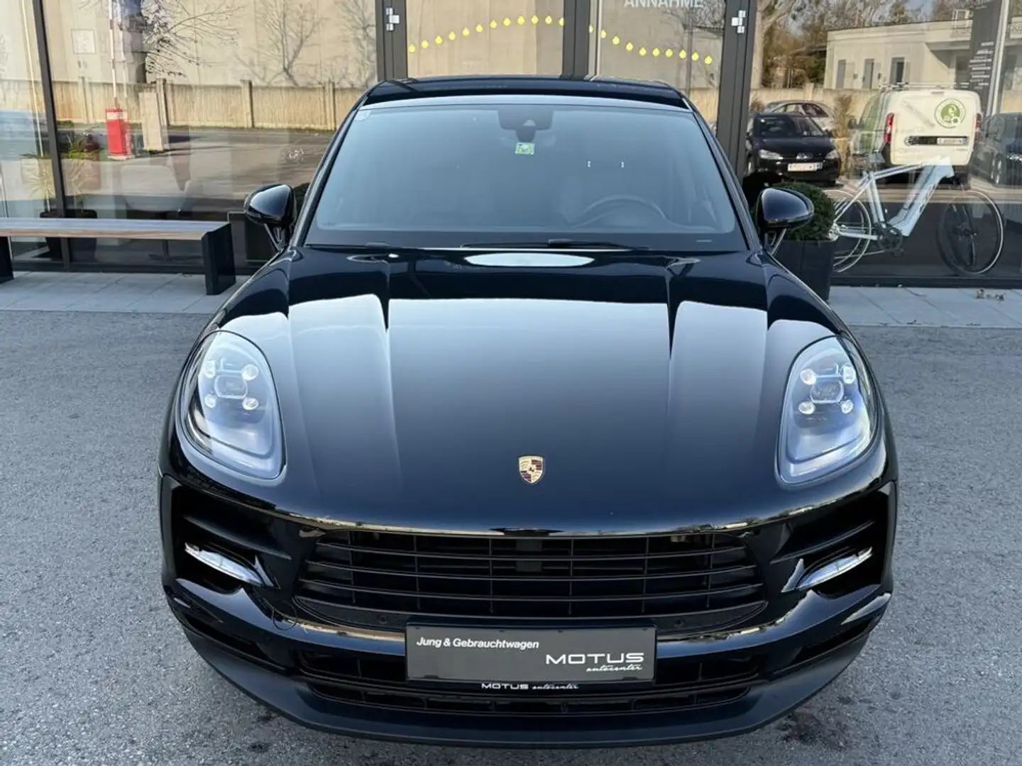Porsche Macan Basis Schwarz - 2