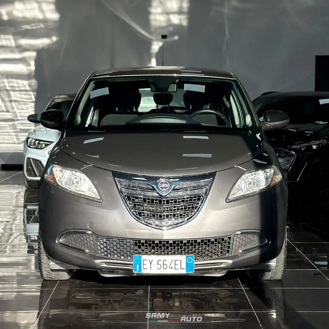 Lancia Ypsilon 1.2 69cv Gris - 1