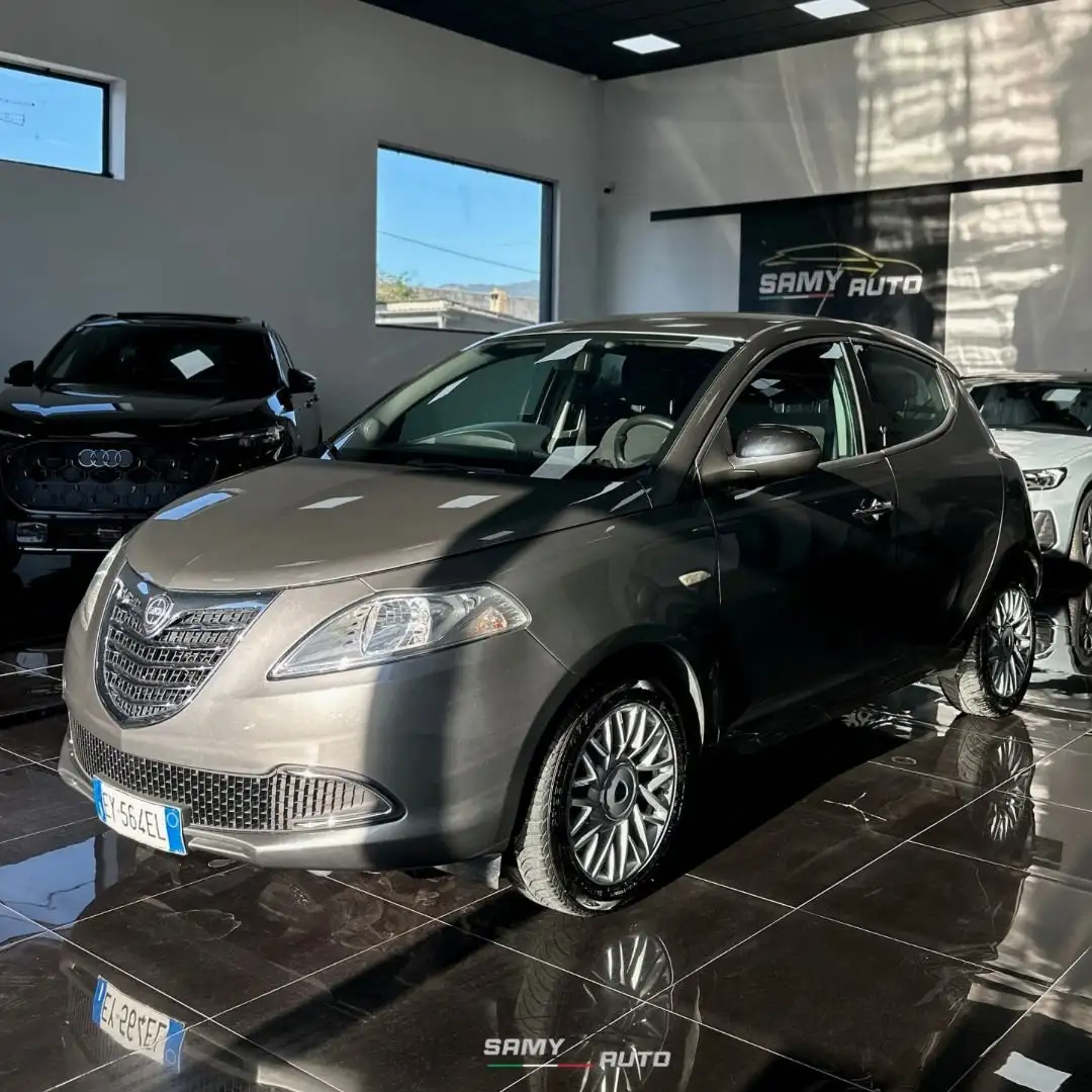 Lancia Ypsilon 1.2 69cv Gris - 2