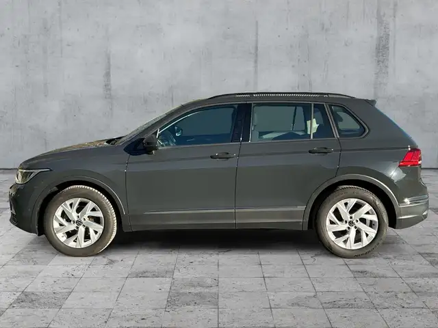 Volkswagen Tiguan view 4