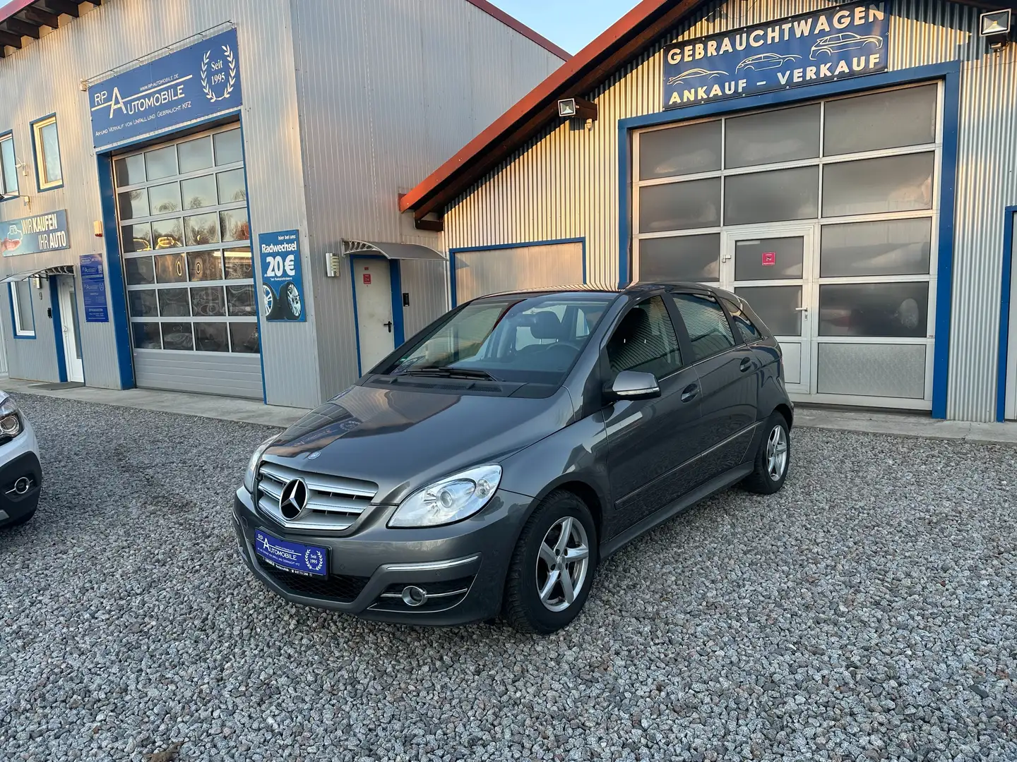 Mercedes-Benz B 180 B 180 CDI 2.0 AHK PDC NAVI SITZHZG KLIMAAUT Grau - 1
