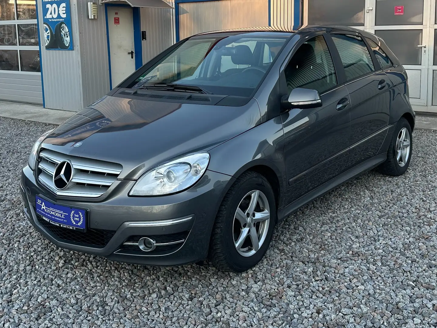 Mercedes-Benz B 180 B 180 CDI 2.0 AHK PDC NAVI SITZHZG KLIMAAUT Grau - 2