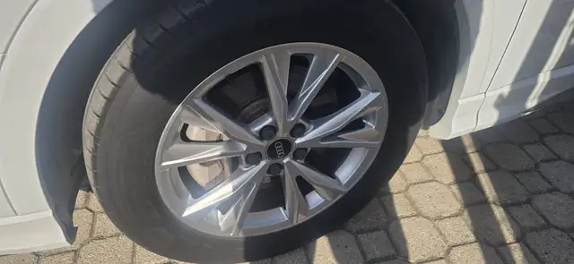 Audi Q3 view 8
