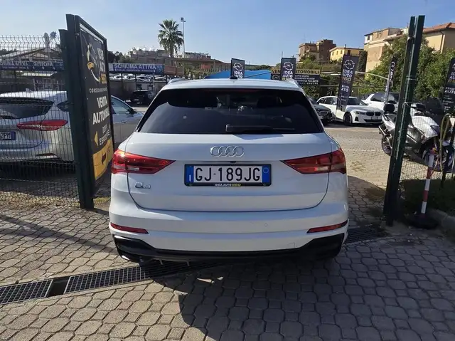 Audi Q3 view 5