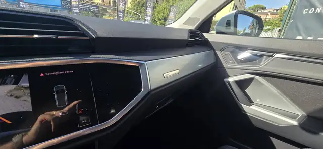 Audi Q3 view 12