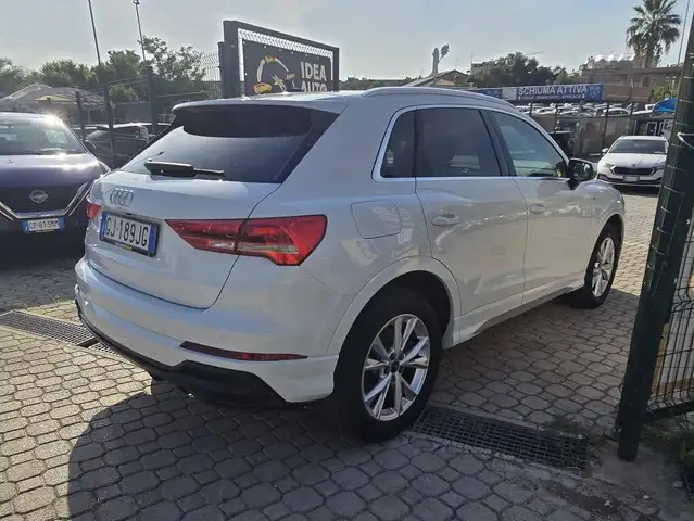Audi Q3 view 4