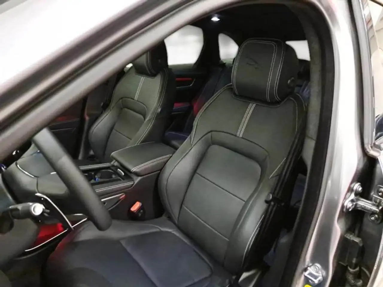 Jaguar F-Pace 2.0D D204 MHEV R-DYNAMIC HSE 90TH ANNIVERSARY EDITION AUTO 4WD SUV, миниатюра 9