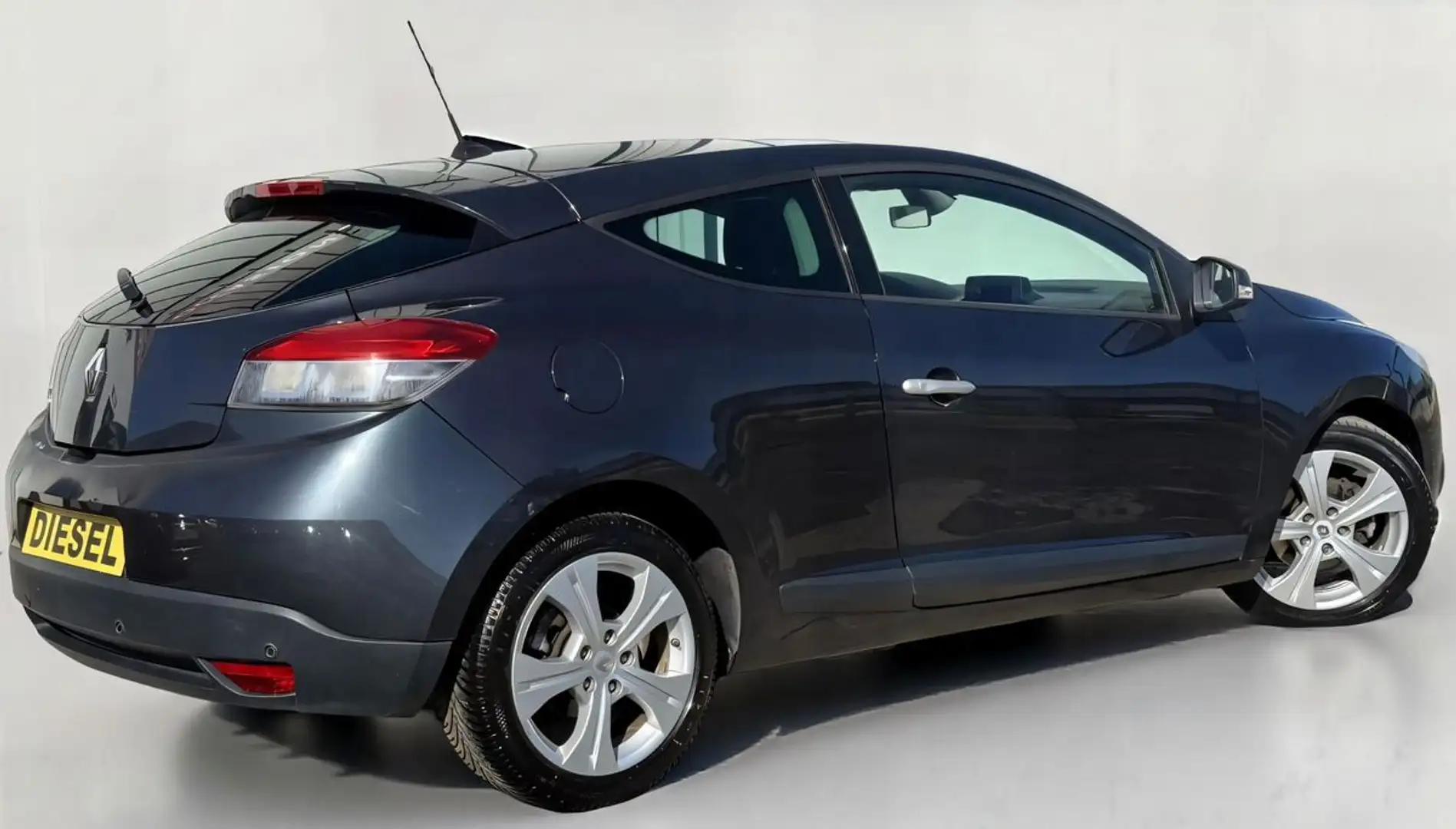Renault Megane III 1.5 dCi 110 FAP eco2 Carminat TomTom Euro 5 (6 Gris - 2