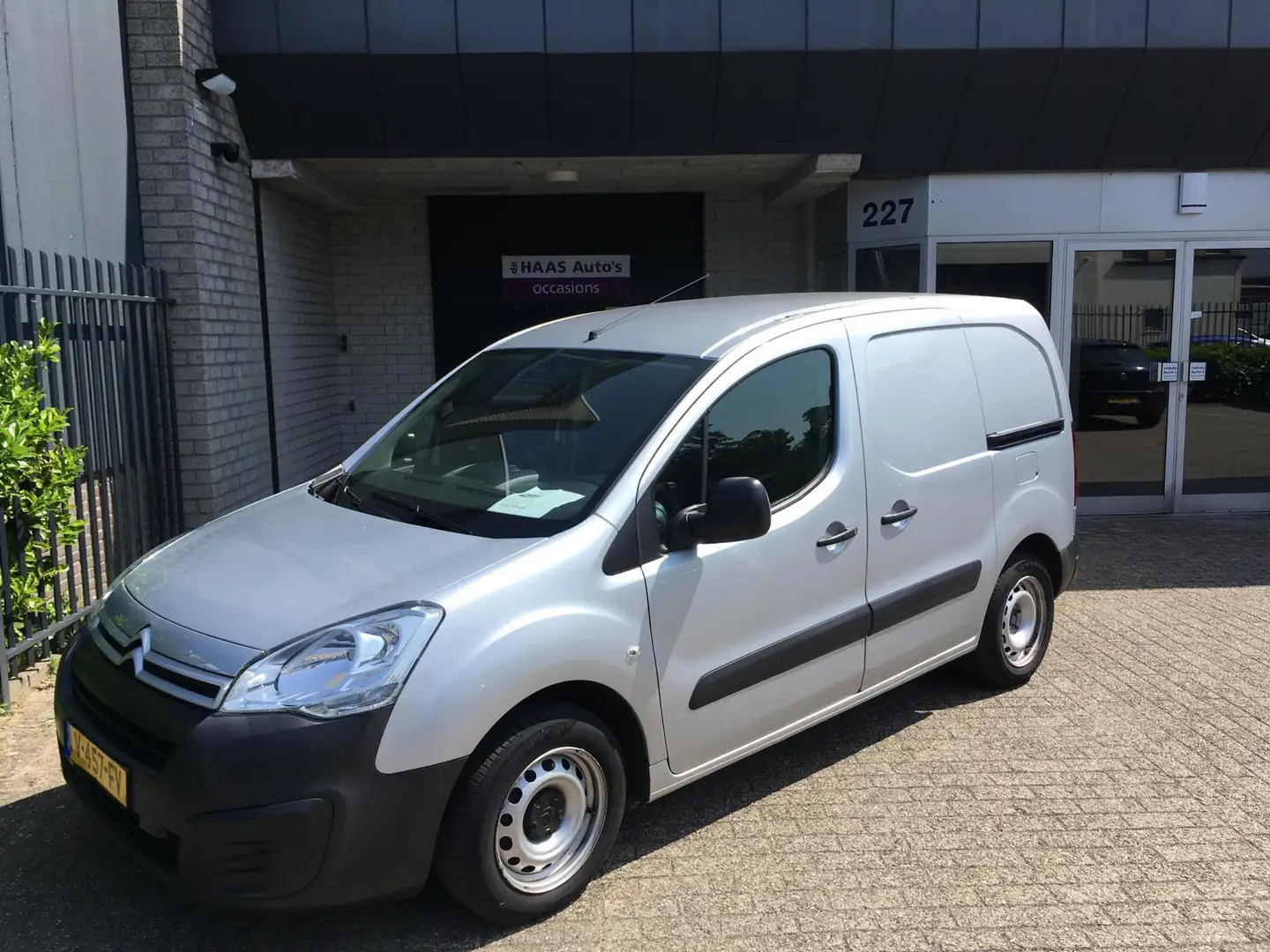 Citroen Berlingo 1.6 BlueHDI 100 Club Economy S&S AUTOMAAT / 2 SCHU Zilver - 1