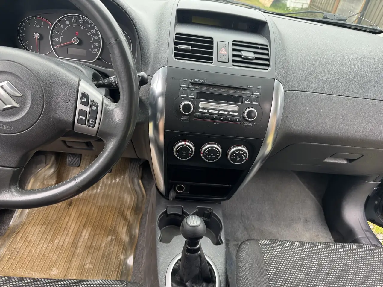 Suzuki SX4 снимка Suzuki SX4